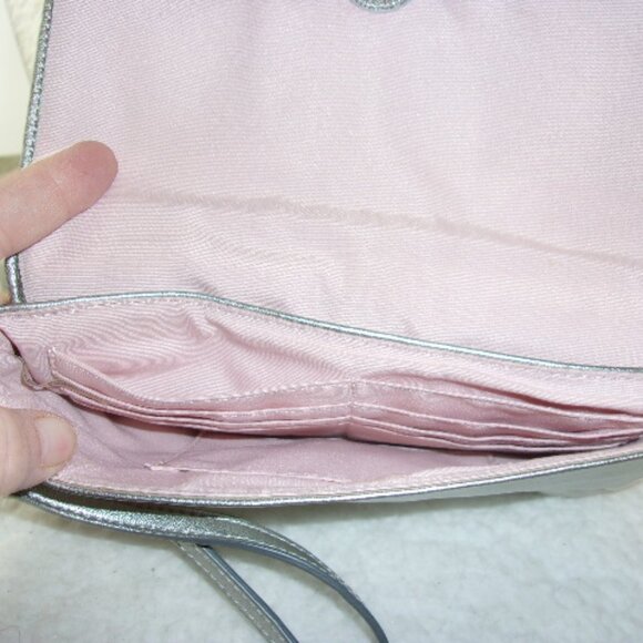 E-148 COACH PLEATED METALLIC SILVER LARGE WRISTLET - Picture 5 of 10